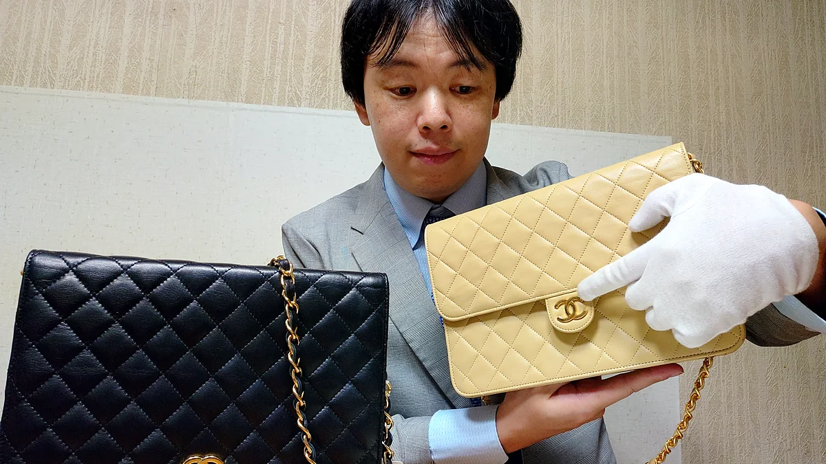 同じ型のシャネルのバッグを2つ並べて見比べているところ