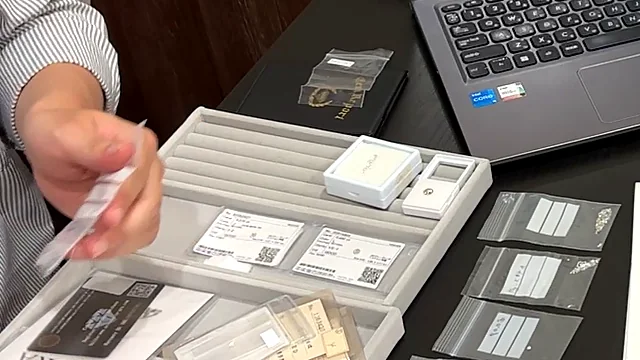 鑑別書とルースを並べた査定台