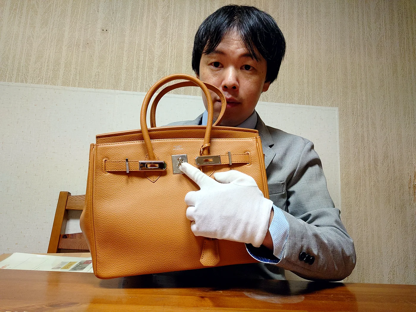 ブランドバッグの見るべきところを指し示している講師