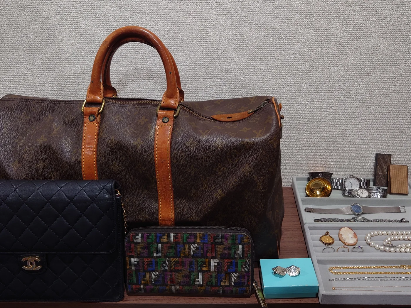 研修で扱う商材。ブランドバッグ・財布・時計・貴金属・真珠