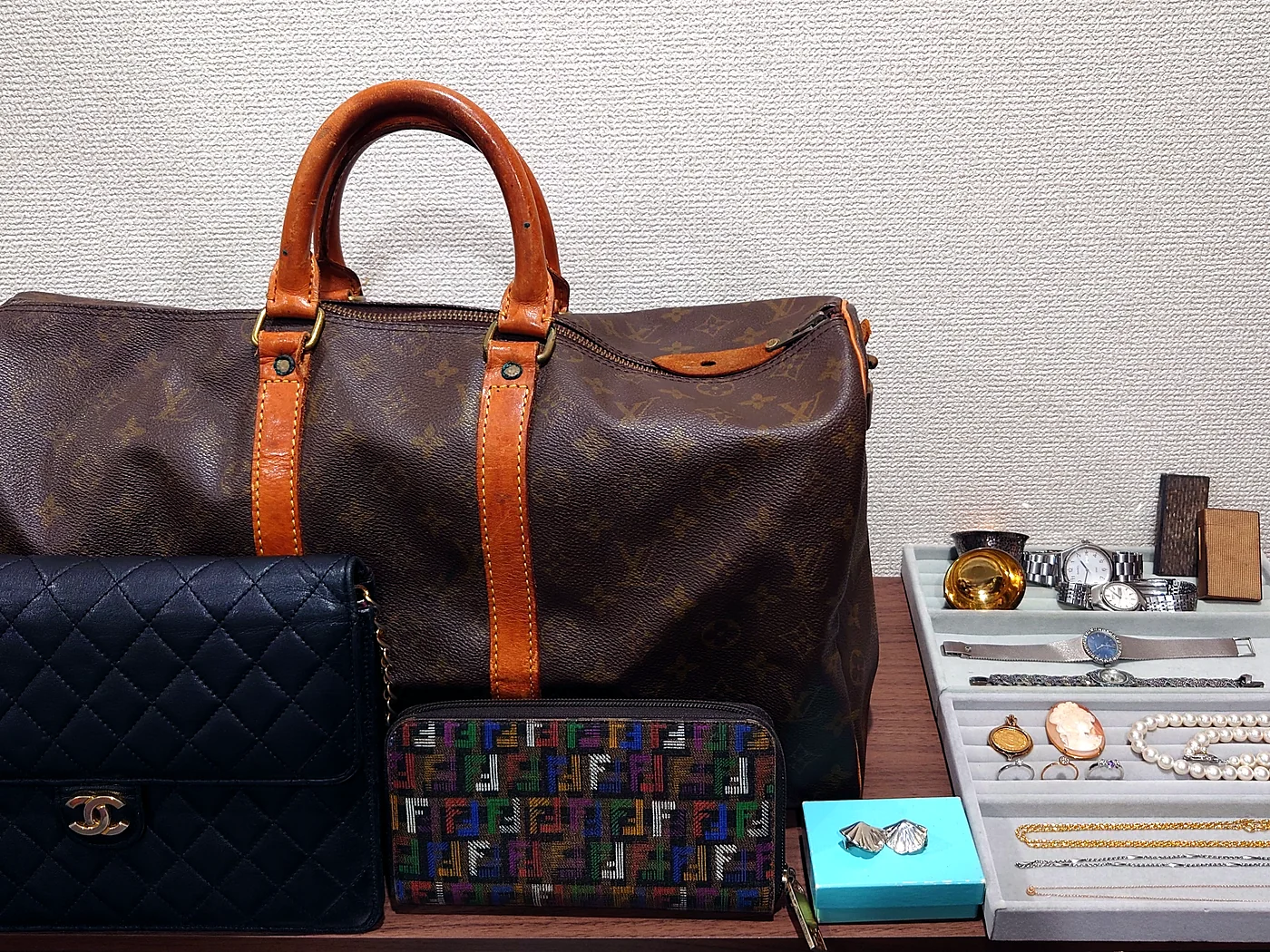 研修で扱う商材。ブランドバッグ・財布・時計・貴金属・真珠