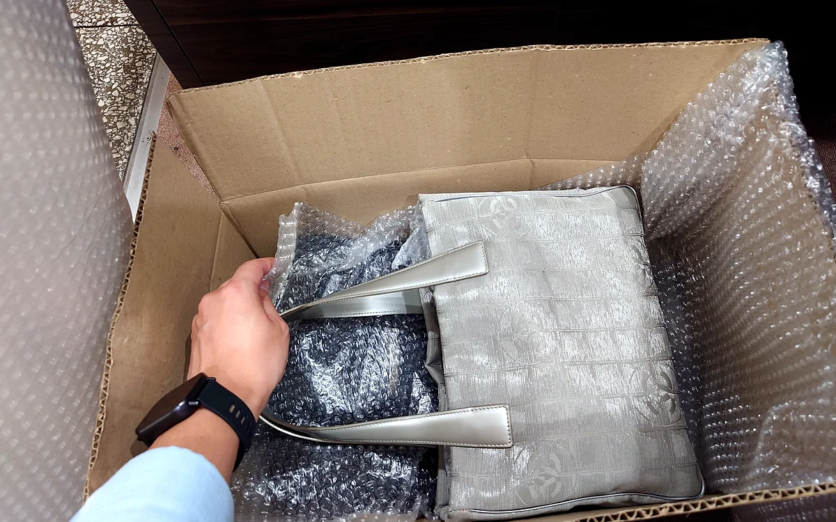 買い取った商品を梱包し、市場へ送り出すところ