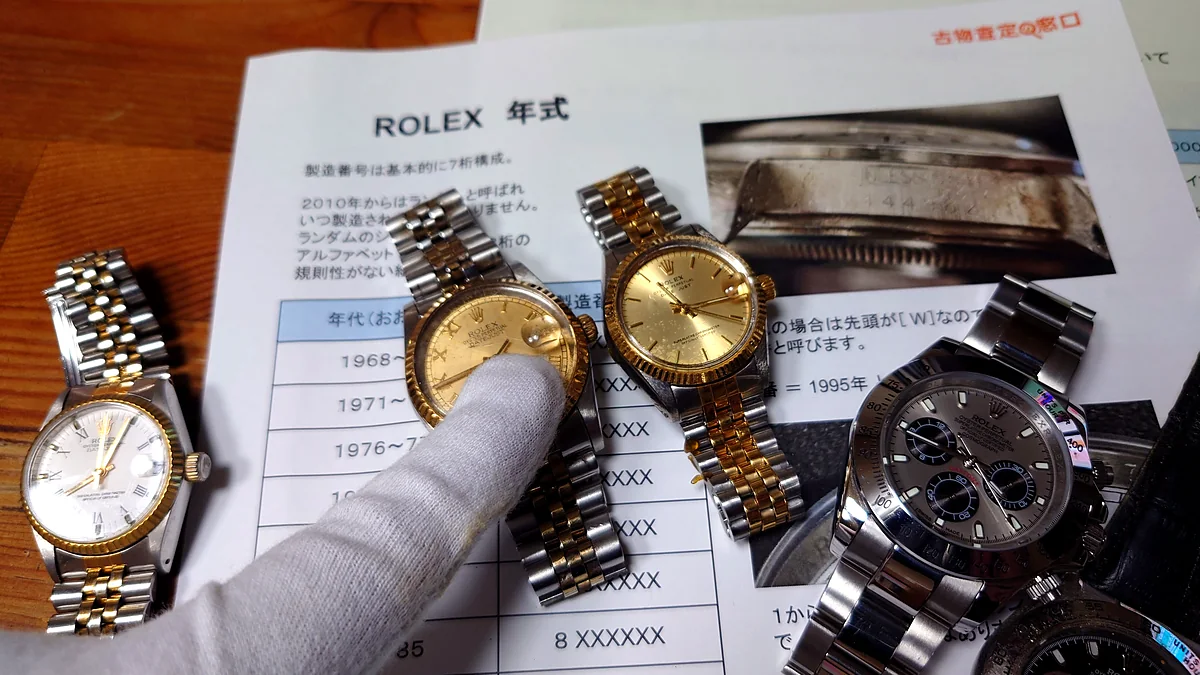 ロレックスの年式表と実物を照らし合わせているところ