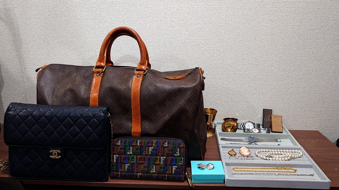 買取で扱う品物を並べて確認しているところ