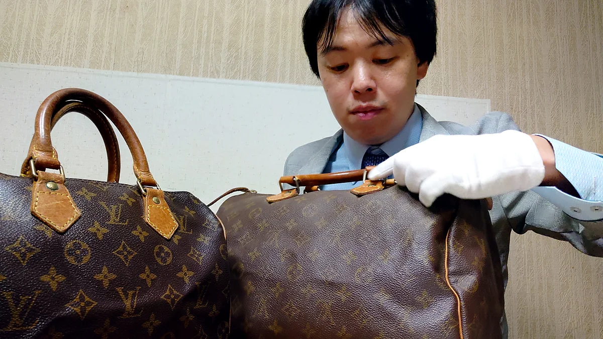 同じモデルのバッグを並べて比較しているところ